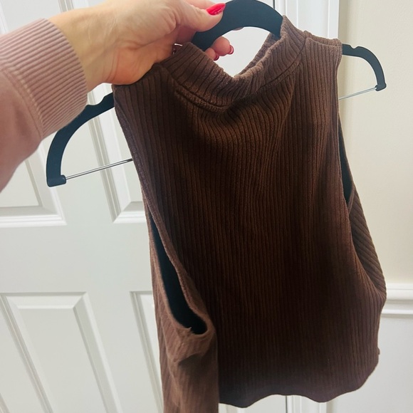 Old Navy Tan Ribbed Knit Sweater - Picture 3 of 4